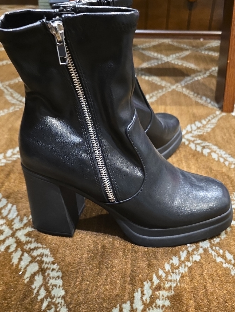 Steve Madden Classic Black Platform Ankle Boots with Side Zip 7.5